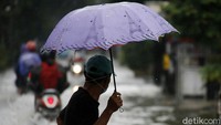 Banjir ini juga menganggu aktivitas warga di perumahan tersebut.