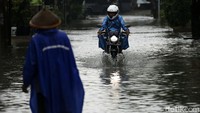 Hujan yang mengguyur Jabodetabek pada Jumat (19/02/2021) pagi, menyebabkan sejumlah lokasi di Bekasi terdampak banjir. Sejumlah perumahan di Kota Bekasi terendam banjir, salah satunya Bumi Satria Kencana.