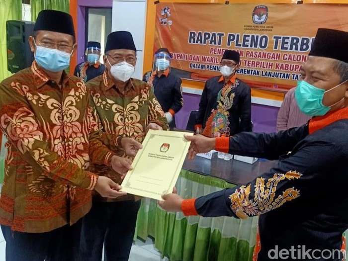 KPU Lamongan menetapkan Yuhronur Efendi dan KH Abdul Rouf (YesBro) sebagai Bupati dan Wakil Bupati Lamongan terpilih, pada Pilkada Lamongan 2020. Usai penetapan, KPU menyerahkan salinan keputusan penetapan pasangan terpilih ke DPRD Lamongan.