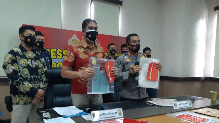 Polda Banten perlihatkan barang bukti kasus kejahatan pemalsuan AJB tanah.