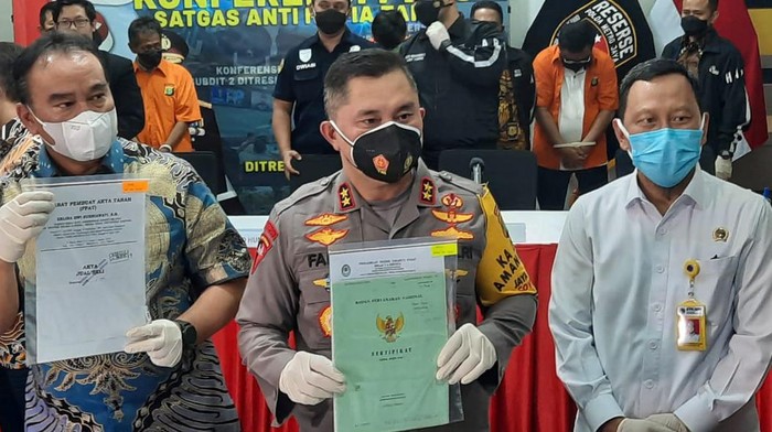 Polda Metro Jaya merilis penangkapan mafia tanah penjarah rumah ibu Dino Patti Djalal.