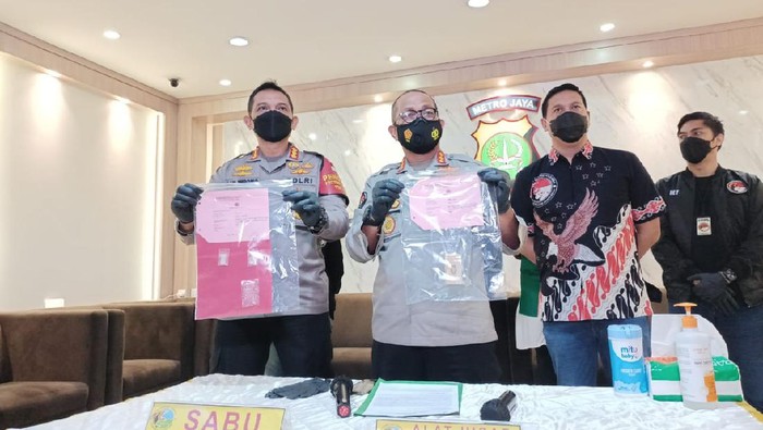 Polisi merilis penangkapan Jennifer Jill di kasus narkotika.