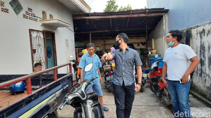 Polisi saat mendatangi kediaman diduga korban penculikan di Palembang