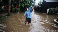 Banjir membuat jalanan seperti sungai.