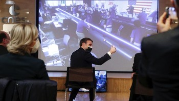 Presiden Prancis Emmanuel Macron mengacungkan jempol saat menonton pendaratan rover Perseverance milik NASA di Pusat Studi Luar Angkasa Nasional Prancis (CNES) di Paris Foto: AP/Christophe Petit Tesson