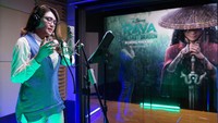Via Vallen meyambung,  Liriknya juga mengandung pesan yang sangat pas untuk masyarakat Indonesia, yaitu tentang kebersamaan, gotong royong, serta bagaimana kita harus bersatu dan saling percaya dalam perbedaan. Foto: dok. Disney Indonesia/ Raya & the Last Dragon/ Via Vallen