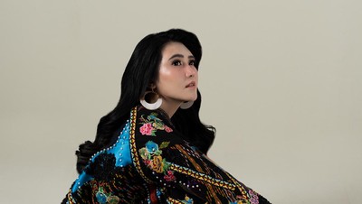 7 Foto Mesra Via Vallen & Pacarnya yang Ternyata Anak Band, Jarang Terekspos!