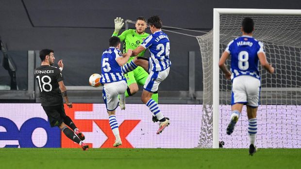 Real Sociedad vs MU TURIN, ITALY - FEBRUARY 18: Bruno Fernandes of Manchester United scores their sides first goal past Alex Remiro of Real Sociedad during the UEFA Europa League Round of 32 match between Real Sociedad and Manchester United at Allianz Stadium on February 18, 2021 in Turin, Italy. Real Sociedad face Manchester United at a neutral venue in Turin behind closed doors after Spain imposed a ban on travellers arriving from the UK in an effort to prevent the spread of Covid-19 variants. (Photo by Valerio Pennicino/Getty Images)