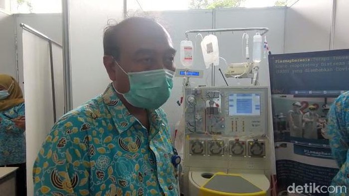 Reviono di depan alat plasmapheresis. Reviono dari UNS di depan alat plasmapheresis, terapi untuk COVID-19