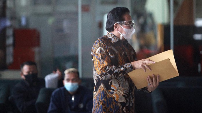 Pengacara Hotma Sitompul tiba di Gedung KPK Jakarta, Jumat (19/2/2020) untuk menjalani pemeriksaan.