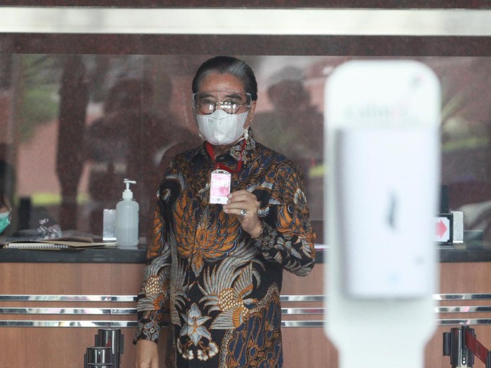 Pengacara Hotma Sitompul tiba di Gedung KPK Jakarta, Jumat (19/2/2020) untuk menjalani pemeriksaan.