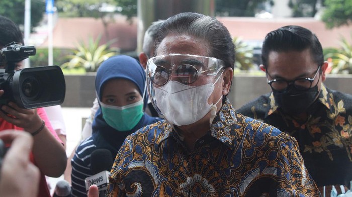 Saksi Perkara Korupsi Bansos Diperiksa Pengacara Hotma Sitompul tiba di Gedung KPK Jakarta, Jumat (19/2/2020) untuk menjalani pemeriksaan.