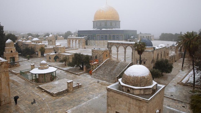 Snow covers the Dome of the Rock Mosque Yerusalem diselimuti salju. Bangunan suci seperti kompleks Masjid Al Aqsa dan Tembok Ratapan terlihat memutih.