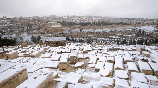 Atap rumah perkampungan di Yerusalem juga terlihat memutih AP/Oded Balilty