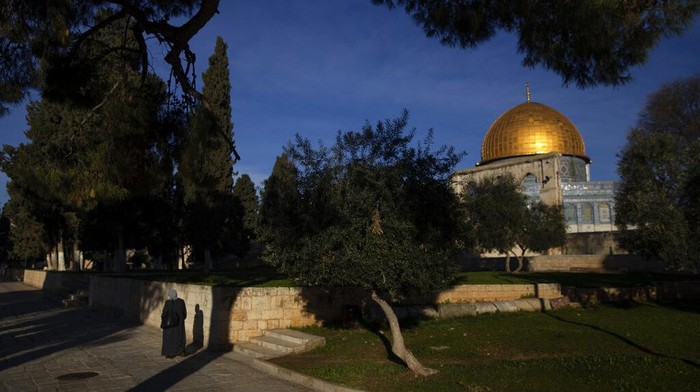 Snow covers the Dome of the Rock Mosque Yerusalem diselimuti salju. Bangunan suci seperti kompleks Masjid Al Aqsa dan Tembok Ratapan terlihat memutih.