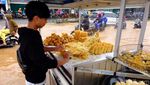Santainya Pedagang Gorengan Jualan di Tengah Genangan Jatiasih