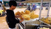 Rizal dan Robi mulai menggelar dagangannya sejak pukul 07.00 WIB. Harapannya dengan cuaca yang hujan rintik-rintik membuat banyak pembeli datang.