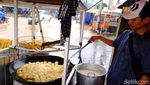 Santainya Pedagang Gorengan Jualan di Tengah Genangan Jatiasih