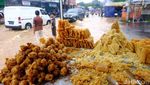 Santainya Pedagang Gorengan Jualan di Tengah Genangan Jatiasih