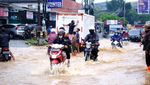 Santainya Pedagang Gorengan Jualan di Tengah Genangan Jatiasih