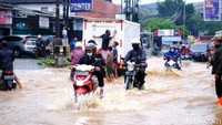 Akibat genangan tersebut, Jalan Raya Jatikramat yang menghubungkan dari Jatiasih ke Pondok Gede menjadi tersendat. Meski jalan masih bisa dilalui, tapi kendaraan harus memelankan kendarannya untuk lebih hati-hati dan waspada.