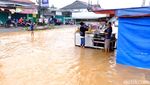 Santainya Pedagang Gorengan Jualan di Tengah Genangan Jatiasih