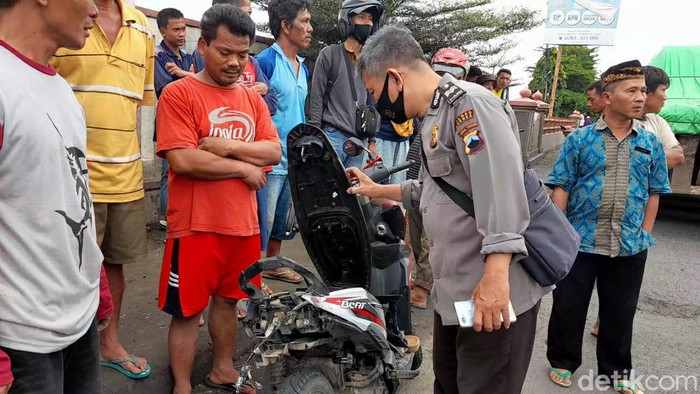 Sepeda motor yang dikendarai pasutri asal Tegal yang tewas terlindas truk di Jalur Pantura Brebes, Jumat (19/2/2021)