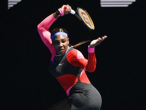 Gaya Unik Serena Williams Lawan Naomi Osaka, Pakai Celana Panjang Sebelah