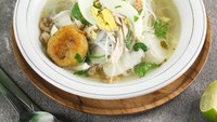 Soto Banjar dari Kalimantan ini terkenal dengan aroma rempahnya yang semerbak. Suwiran ayam, perkedel dan telur bebek rebus jadi isiannya yang lengkap dan enak. Kalau ingin bikin sendiri, cek resepnya DI SINI ! Foto: iStock