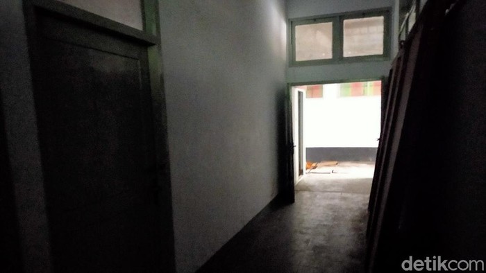 Suasana Kantor Satpol PP Makassar gelap gulita akibat listrik padam karena menunggak tagihan PLN (Ibnu Munsir/detikcom).