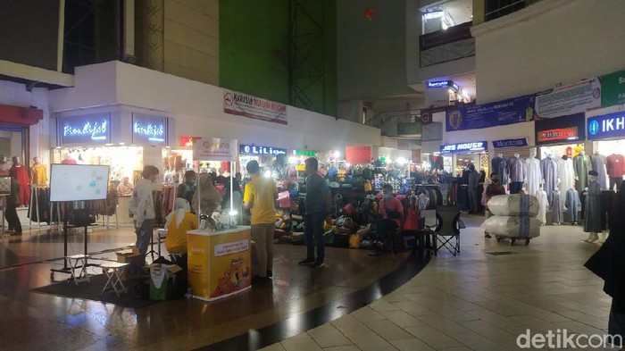 Suasana Pasar Tanah Abang Usai Vaksinasi