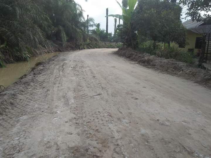 Sudirman Marpaung memposting kondisi jalanan di desanya usai aksi mandi lumpurnya jadi sorotan (dok Istimewa)
