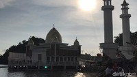 Ada ikon baru di Pantai Carocok Painan. Tempat itu adalah Masjid Terapung yang bernama Samudera Illahi. Masjid ini baru diresmikan awal Februari 2021 lalu.