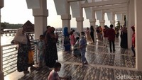 Masjid terapung Samudera Ilahi dibangun di atas lahan seluas 1.795 meter persegi, dan menelan biaya Rp 27,5 miliar. Masjid Terapung ini pas sekali digunakan untuk wisata religi. 