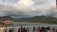 Sekitar 200 meter ke arah barat dari objek wisata pantai Carocok terdapat sebuah pulau kecil berpasir putih yang bernama pulau Cingkuak. Sejarahnya, Pulau Cingkuak adalah tempat pertama kali Portugis menginjakkan kaki.