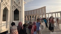 Bangunan inti masjid bisa menampung 300 jemaah, lalu ada selasar, 2 menara setinggi 32 meter dan taman. Pembangunan Masjid Samudera Ilahi sebagai sarana ibadah sekaligus sebagai pusat informasi kebudayaan dan perkembangan agama Islam di Kabupaten Pesisir Selatan.