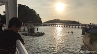 Kawasan ini akan sangat indah, kalau dinikmati pada senja hari, menjelang matahari terbenam. Sangat cocok mengajak keluarga menikmati senja di sini. 