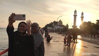 Tak hanya sekedar wisata bahari semata, melainkan juga wisata religi bisa dinikmati di sini. Carocok berada sekitar satu setengah jam perjalanan dari pusat Kota Padang. Wajib dicoba kalau pulang ke Sumatera Barat.