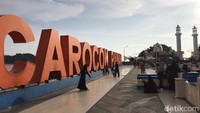 Kawasan Pantai Carocok Painan di Kabupaten Pesisir Selatan, Sumatera Barat jadi salah satu lokasi hits bagi anak-anak muda. Mereka ramai-ramai menikmati senja di pantai ini.