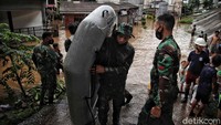 TNI mengevakusi warga ke lokasi yang lebih tinggi. 