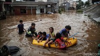 Warga juga ikut membantu mengevakusi anak-anak yang terjebak banjir.