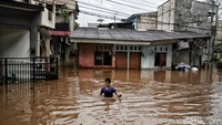 Ketinggian banjir di Cipinang Melayu bervariasi mulai dari 50 cm sampai 2 meter.