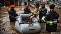 TNI mengerahkan perahu karet untuk mengevakuasi warga Cipinang Melayu, Jakarat Timur.