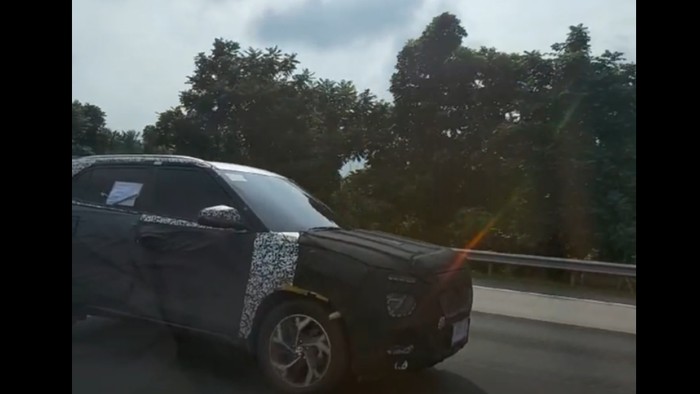 Toyota Raize sedang dites jalan