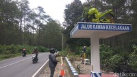 Usut punya usut, ternyata tugu kecelakaan itu dibangun oleh jajaran Polres Cimahi dengan tujuan mengingatkan pengendara bahwa ruas jalan yang menghubungkan Bandung Barat dengan Kabupaten Subang itu memang kerap memakan korban.