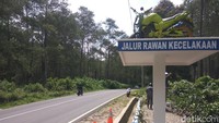 Bukti lain yang menegaskan bahwa ruas jalan tersebut rawan kecelakaan yakni pemasangan roller barrier di beberapa titik tikung. Bagaimana menurut Anda?