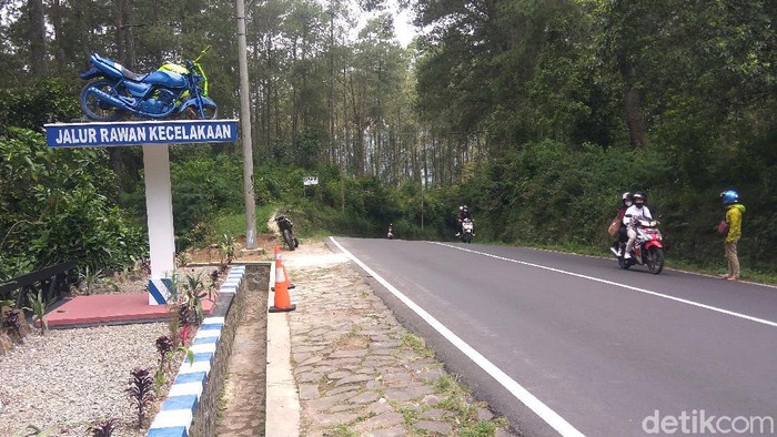 Tugu Peringatan Kecelakaan Mejeng di Lembang Jajaran Polres Cimahi membangun tugu rawan kecelakaan dengan memajang motor rusak. Hal itu dilakukan sebagai pengingat bagi warga untuk berhati-hati dalam berkendara.