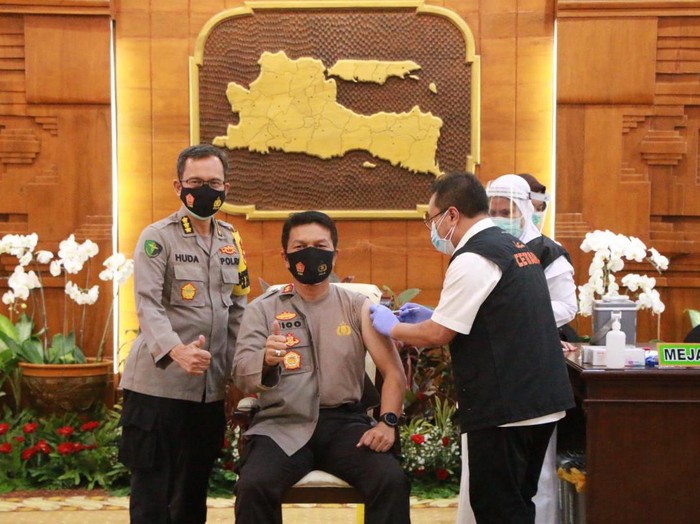 Vaksinasi COVID-19 tahap kedua di Gedung Negara Grahadi digelar hari ini. Forum koordinasi pimpinan daerah (Forkopimda) Jawa Timur ikut divaksinasi.