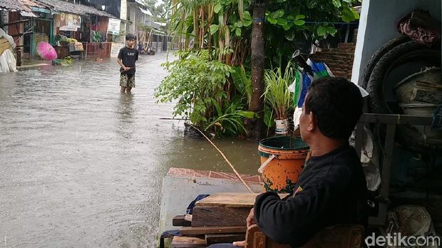 Warga Kota Pekalongan santuy mancing di tengah banjir, Jumat (19/2/2021).