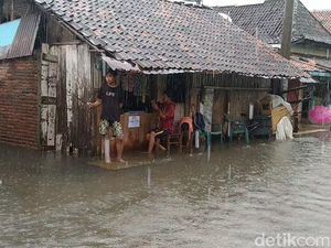 Saat Warga Pekalongan Santuy Mancing di Tengah Banjir